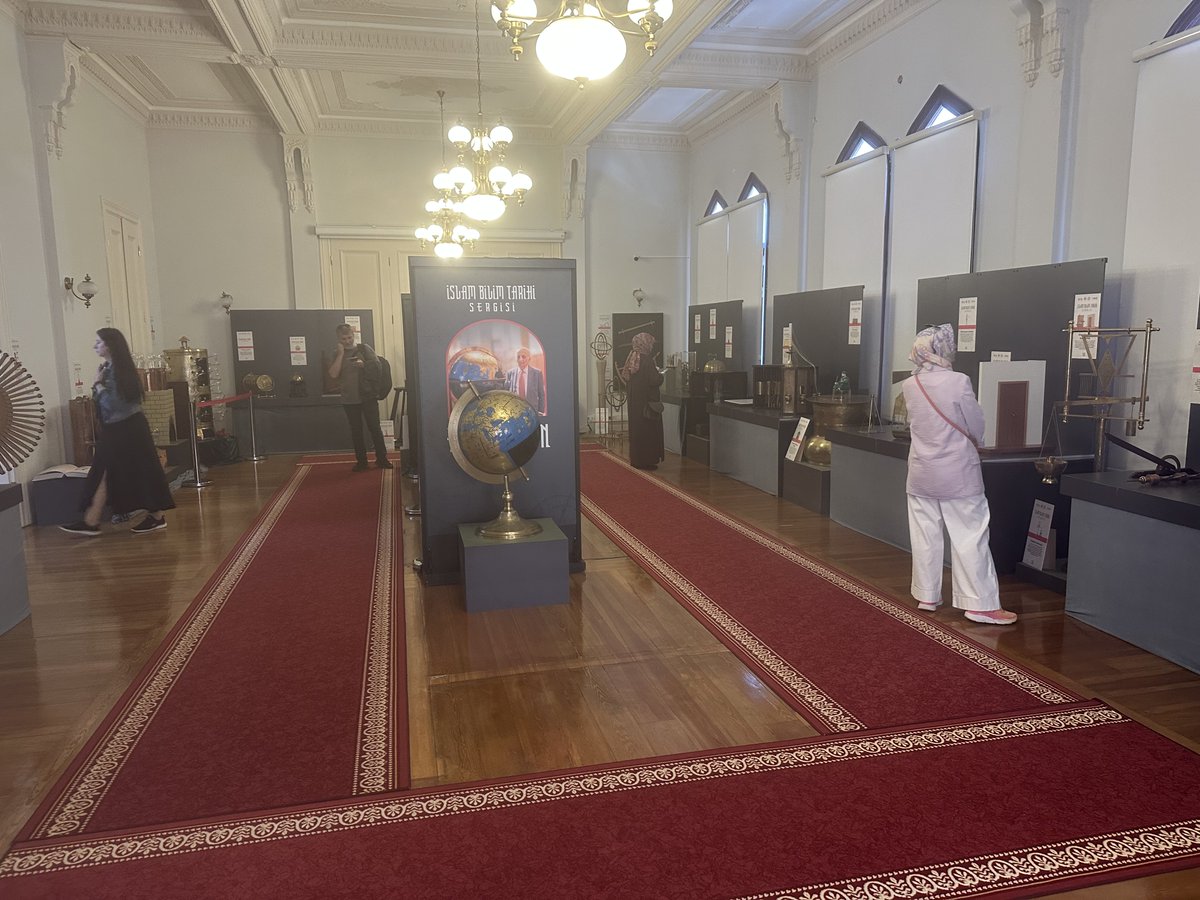 Fatih Sultan Mehmet Vakıf Üniversitesi, Fatih Yerleşkesi’nde açılan İslam Bilim Tarihi Sergisi’ni enstitümüz öğretim üyeleri ve elemanları ziyaret etti.    

Ayrıntılar için bakınız: 
bilimtarihienstitu.medeniyet.edu.tr/tr/haberler/is…