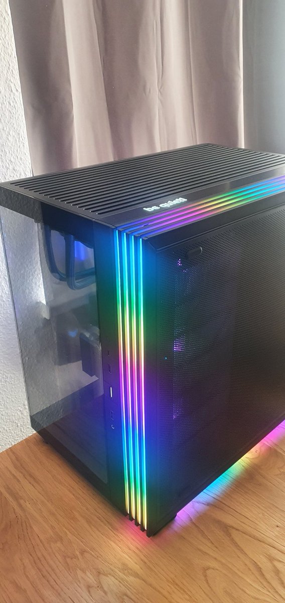 Das neue Ufo ist gelandet..

Und passt gerade so noch auf den Tisch :D