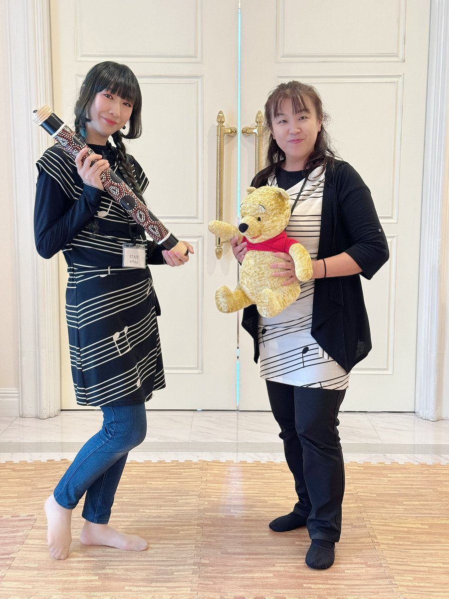 JazzLapin821's tweet photo. 今日はアーカンジェル迎賓館でリトミックでした!
世にも珍しい、ロリィタを着てないVer.の写真🤣もう一つの顔です🎹
黒:私
白:くみ先生
0歳からリズム感と音感を鍛えるだけでなく、人間的にも成長を促す教育、それがリトミック✨
#宇都宮 #リトミック #ファンファンマルシェ #funfenfant #親子イベント