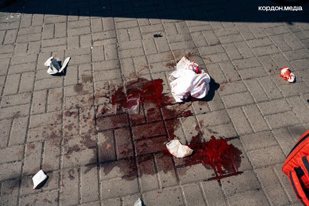 Kiedy czytam o tym, że „Polacy są zmęczeni wojną” a w ogóle to co to za wojna skoro pociągi jeżdżą a kawiarnie pracują (poza tym Ukraińcy  to Banderowcy), to w taki dzień jak dziś, ogarnia mnie straszny wk…w. 
Kolejny dzień, w którym na  kolejne ukraińskie miasto (znowu