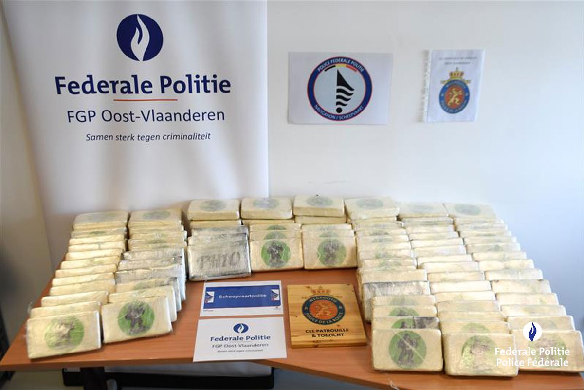 federalepolitie's tweet photo. Een vrachtwagenbestuurder die een Volvo transporteerde, werd op 26 mei benaderd door enkele mannen en gevraagd hen toegang te geven tot de wagen. Hij weigerde en werd vervolgens achtervolgd door een verdacht voertuig. In de Volvo werd 120 kg #cocaïne aangetroffen. (1/2) https://t.co/EGx0xIqXvu