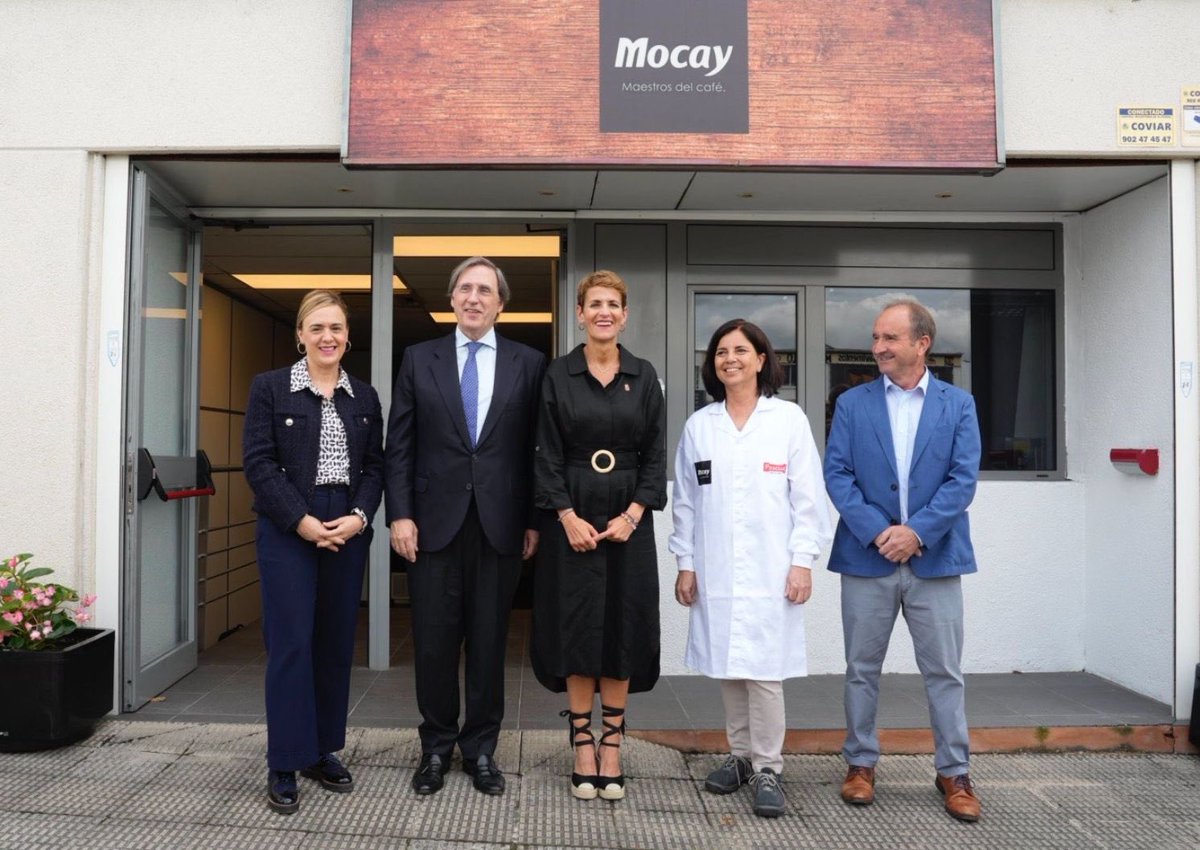 mavichina's tweet photo. Hoy celebramos 25 años desde que el tostadero de #Mocay comenzó a escribir la historia del café en Navarra. Una decisión que apuesta por el talento local y por el desarrollo sostenible. Un orgullo que se nota en cada taza. ¡Por muchos años más de éxitos y buen café! https://t.co/SArT02phgr