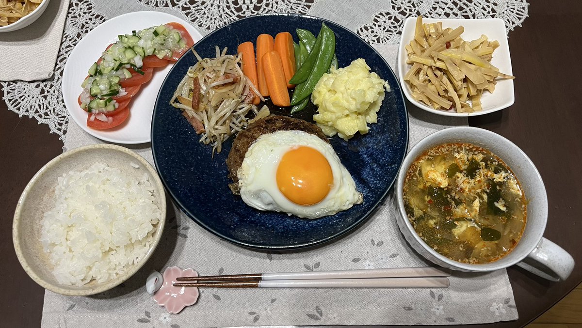 🍚今日の晩ごはん🍚
月見ハンバーグ🍳
・マッシュポテト
・スナップエンドウ
・人参グラッセ
・もやしペペロン
トマトサラダ🥗
淡竹炒め
わかたまスープ
ご飯🍚

月見ハンバーグ👩🏻‍🍳
甘めのソースに目玉焼きをのせて😋

お疲れ様でした❤️

#月見ハンバーグ
#トマトサラダ
#おうちごはん