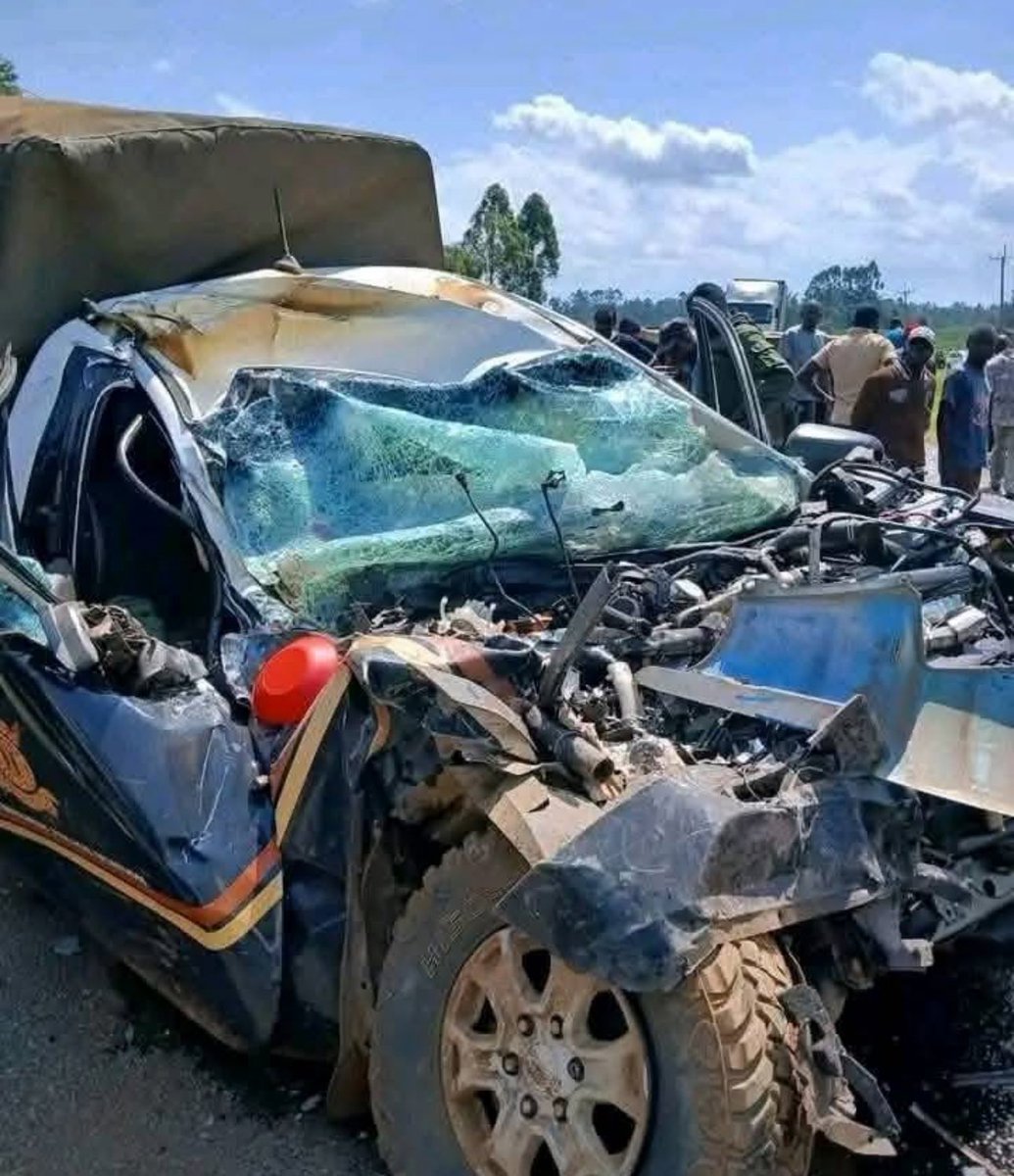 TRAGIC 

Accident at the Matisi - Webuye bridge Involving a trailer and a Police Land Cruiser.

ALL  THE SIX POLICE OFFICERS on BOARD LEFT FOOD 😭😭😭😭😭😭😭😭😭😭