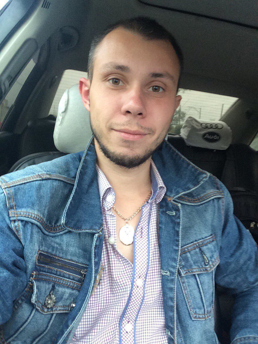 34-летний Павел Мишин, машинист того поезда, на который обрушился подорванный в Брянской области мост. Сотни пассажиров спаслись благодаря тому, что парень быстро среагировал и затормозил. Он всю свою жизнь работал машинистом — это была его детская мечта

Светлая память Паше. 🙏