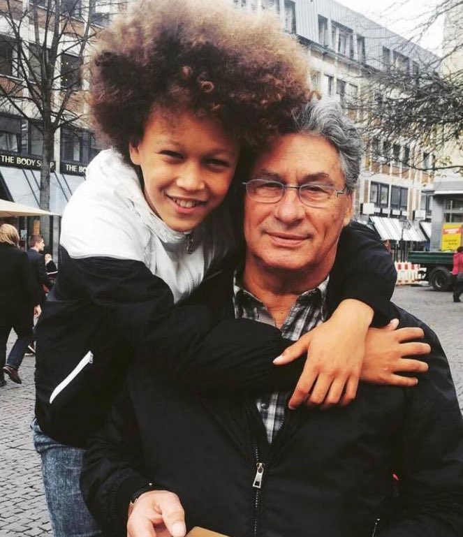 🇧🇪🗣️ | Helmut Graf :

 « Je ne me suis jamais mêlé du choix international de Diego (Moreira). Je n'ai jamais voulu prendre de décision pour lui car je n'avais pas envie qu'on vienne plus tard me le reprocher, mais aussi car il était assez grand pour faire son choix. »

(<a href="/lesoir/">Le Soir</a>)