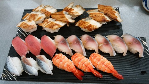 robot_man_'s tweet photo. 大興寿司南店@大阪市浪速区：寿司8皿24コ￥1,350＋赤だし(たまご)￥150＝￥1,500
https://t.co/7d6JEdn4Rn https://t.co/wPcURISCUq