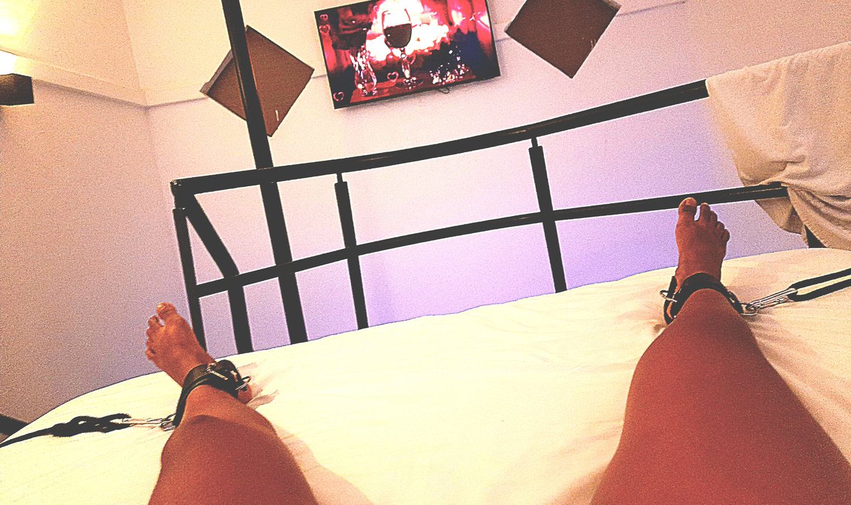 Dia de dominação.

Minha submissa é uma linda mulher perfeitamente siliconada (seios maravilhosos, firmes, deliciosos) e que se doa totalmente ao meu prazer.

Às vezes fico né dúvida de quem aproveita mais nos nossos encontros. Segue a visão dela, momentos antes de ser usada.