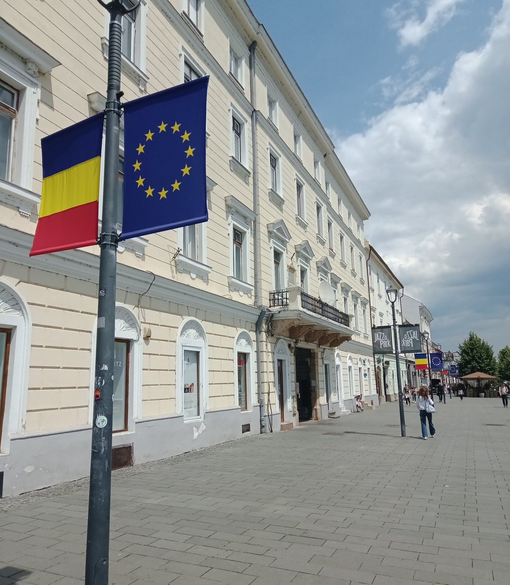 Vor 2 Jahren noch, hingen wie hier zu sehen ausschließlich die Flaggen Rumäniens. Heute nur noch zusammen mit der EU Flagge.

Der Anteil an Ausländern hat DRASTISCH zugenommen, die meisten sind Essenslieferanten.

Es gab ausserdem zum ersten Mal keine Kontrolle an der Grenze.
