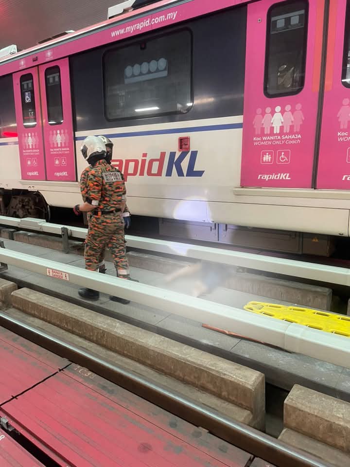 mohd_escobar's tweet photo. SEMENTARA itu sekitar pemandangan di kawasan landasan Stesen LRT Pusat Bandar Puchong pada petang ini,apabila terjadinya kes seorang lelaki warganegara Taiwan yang terjatuh ke atas landasan trek sebelum digilis oleh tren RapidKL

Mangsa disahkan meninggal dunia di tempat kejadian https://t.co/9ImVvaLKjo
