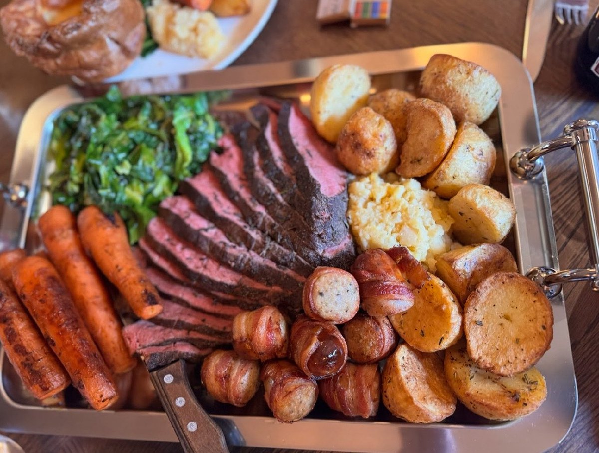 Want to treat Dad this Father’s Day? 

We’ve got you - nothing beats an epic Sunday sharer with your nearest &amp; dearest…book now for the 15th June! 

#fathersday #sunday #sundaylunch #sundayroast #dad #friends #family #chertsey #pub #food #drinks