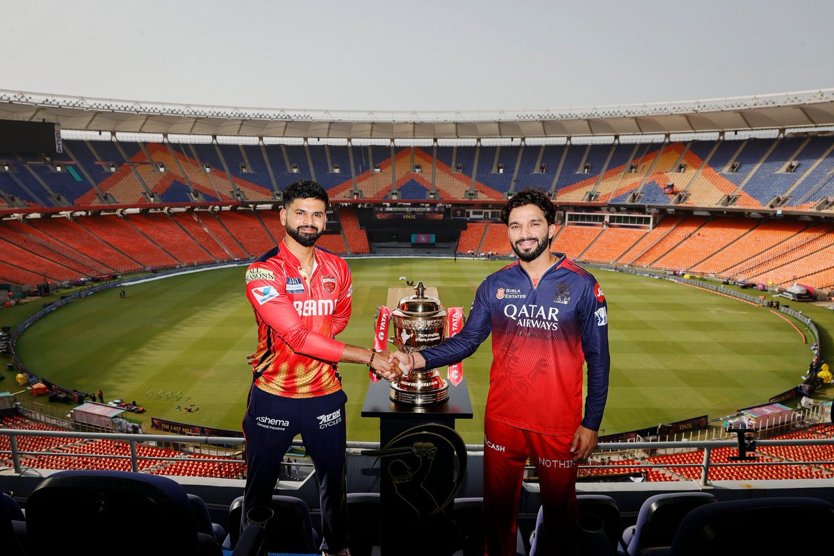 क्या लग रहा है दोस्ती PBKS 191 का टारगेट चेस कर पाएगी या RCB डिफेंड करेगी 190 रन।
#RCBvsPBKS