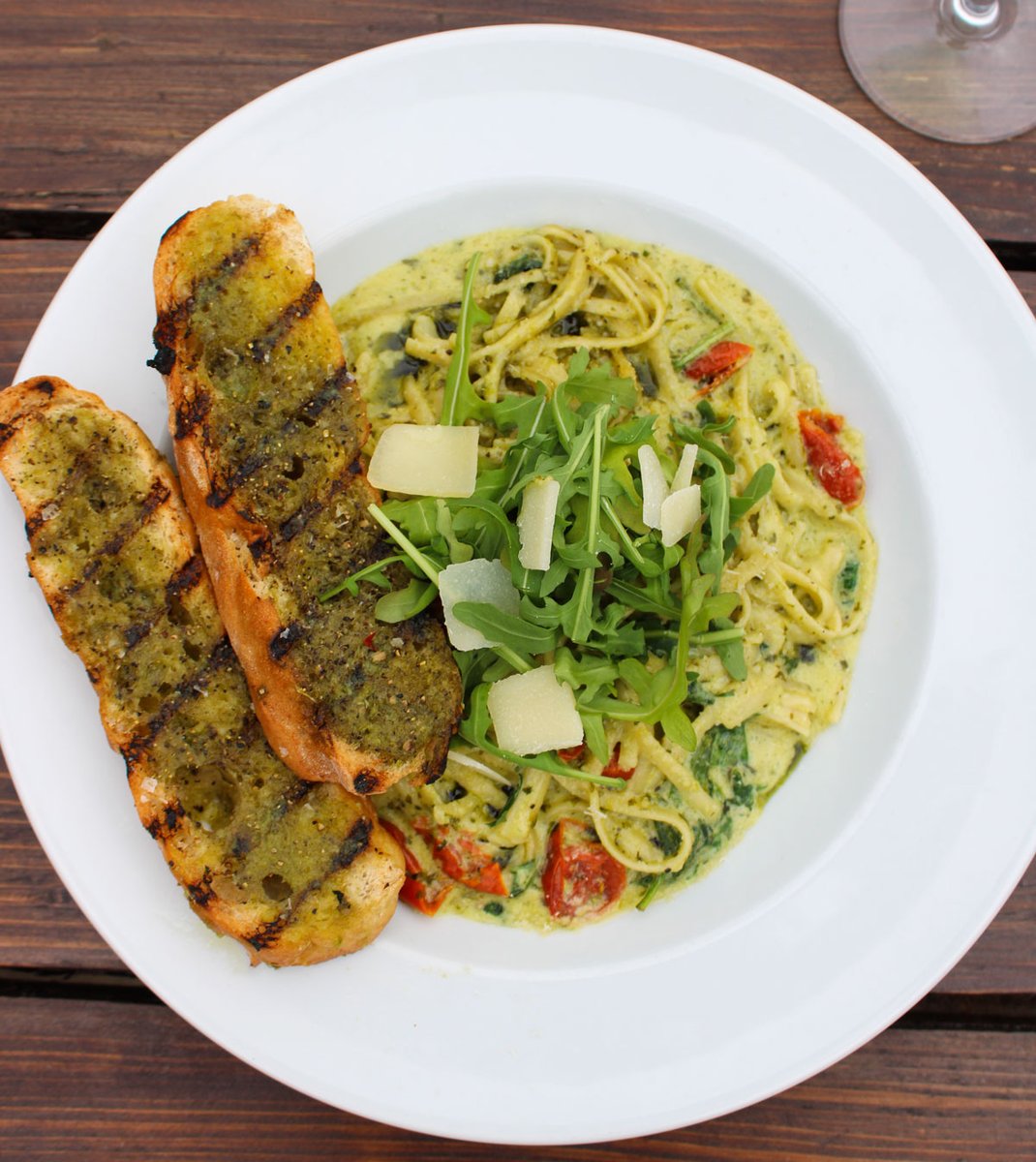 BottleGlassPub's tweet image. Say hello to your new B&G favourite! π
This is the Pesto Linguine on our NEW Summer menu π with spinach, tasty pesto, sun-blushed tomatoes, parmesan & garlic bread (GF option available). Add Chicken or King Prawns to take it up a notch!π¦
Book a table: bit.ly/3ke9bgX