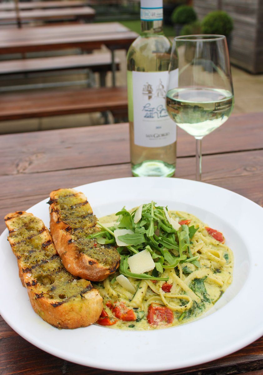 BottleGlassPub's tweet image. Say hello to your new B&G favourite! π
This is the Pesto Linguine on our NEW Summer menu π with spinach, tasty pesto, sun-blushed tomatoes, parmesan & garlic bread (GF option available). Add Chicken or King Prawns to take it up a notch!π¦
Book a table: bit.ly/3ke9bgX