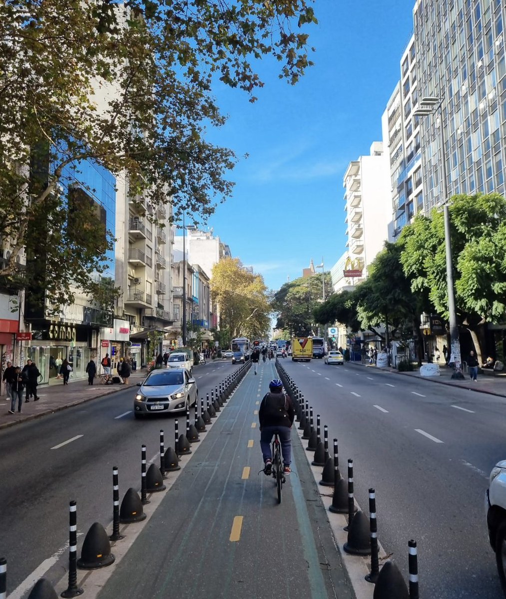 🚲 Hoy se celebra el día mundial de la bici 🥳🚲❤️

La bici mejora nuestra salud y nuestra ciudad, y queremos generar las condiciones para que más gente se anime a usarla.

4 propuestas para una ciudad más amigable con la bici 🧵