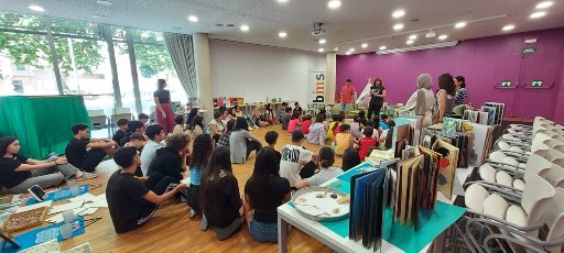 Acte de cloenda del LECXIT - Serveis comunitaris, a la Biblioteca del Nord. S’han creat petites famílies lectores entre el alumnes de 4rt de primària de l’Escola Sant Julià i  els seus padrins lectors, els alumnes de 4rt de l’ESO de l’Ins Jonqueres. LECXIT per l’Èxit!