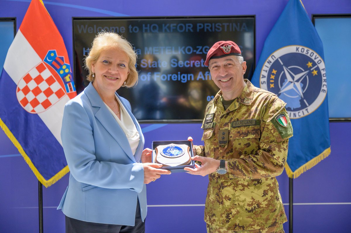 The Commander of the #NATO-led #KFOR mission, Major General Enrico Barduani, received today the State Secretary at the Ministry of Foreign Affairs of Croatia🇭🇷, Ms. Andreja Metelko-Zgombić, at the KFOR HQ in Camp Film City, Pristina.

#UNITASOMNIAVINCIT 
#StrongerTogether