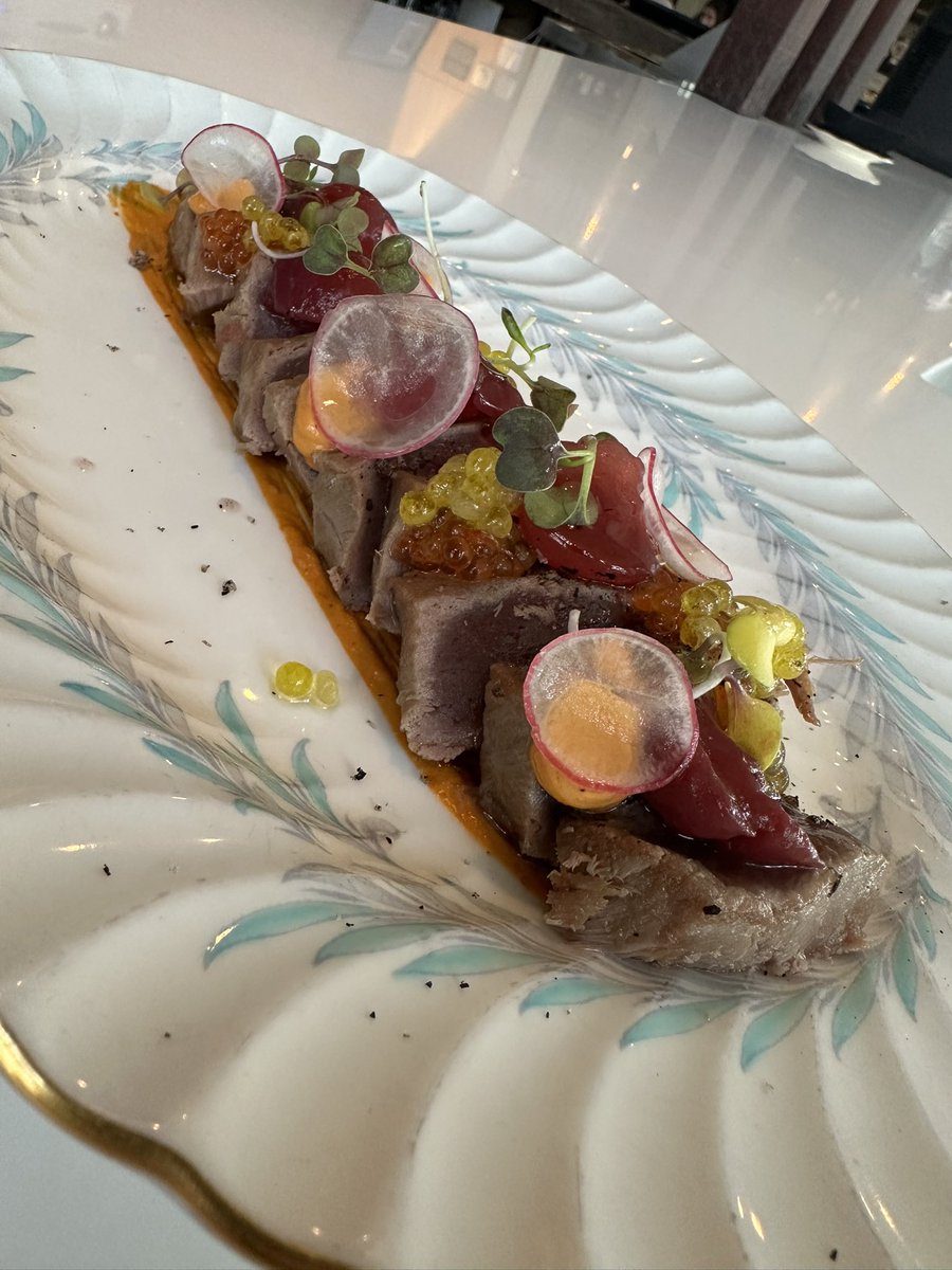 Tataki de atún con muhammara, tapenade de tomate y oliva y sandía osmotizada en tinto de verano. 😋
#GastroLAVA #valladolid