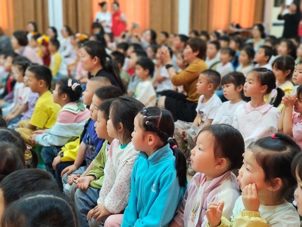 #Rugao #DingyanKindergarten #ReadingActivity
Rugao's Dingyan Kindergarten hosted a lively "Carrying Book Fragrance, Reading Through Rugao" event! Children, parents &amp; teachers gathered for amazing picture book dramas like "Nezha Learning the Way" (teaching courage) and "The Boy