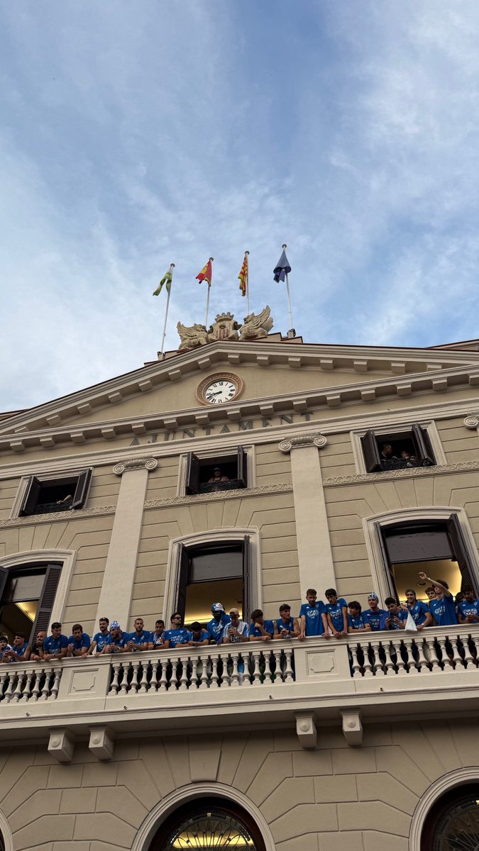 QUE BONITO SABADELL QUE BONITO!!!!!!💙 🤍 💙 🤍 💙
Estoy con resaca emocional de lo vivido estos días, vivir mi primer ascenso con vosotros sin duda ha superado todas mis expectativas GRACIAS AFICIÓN GRACIAS EQUIPO GRACIAS CLUB Y GRACIAS A MI FAMILIAAAAA!!!