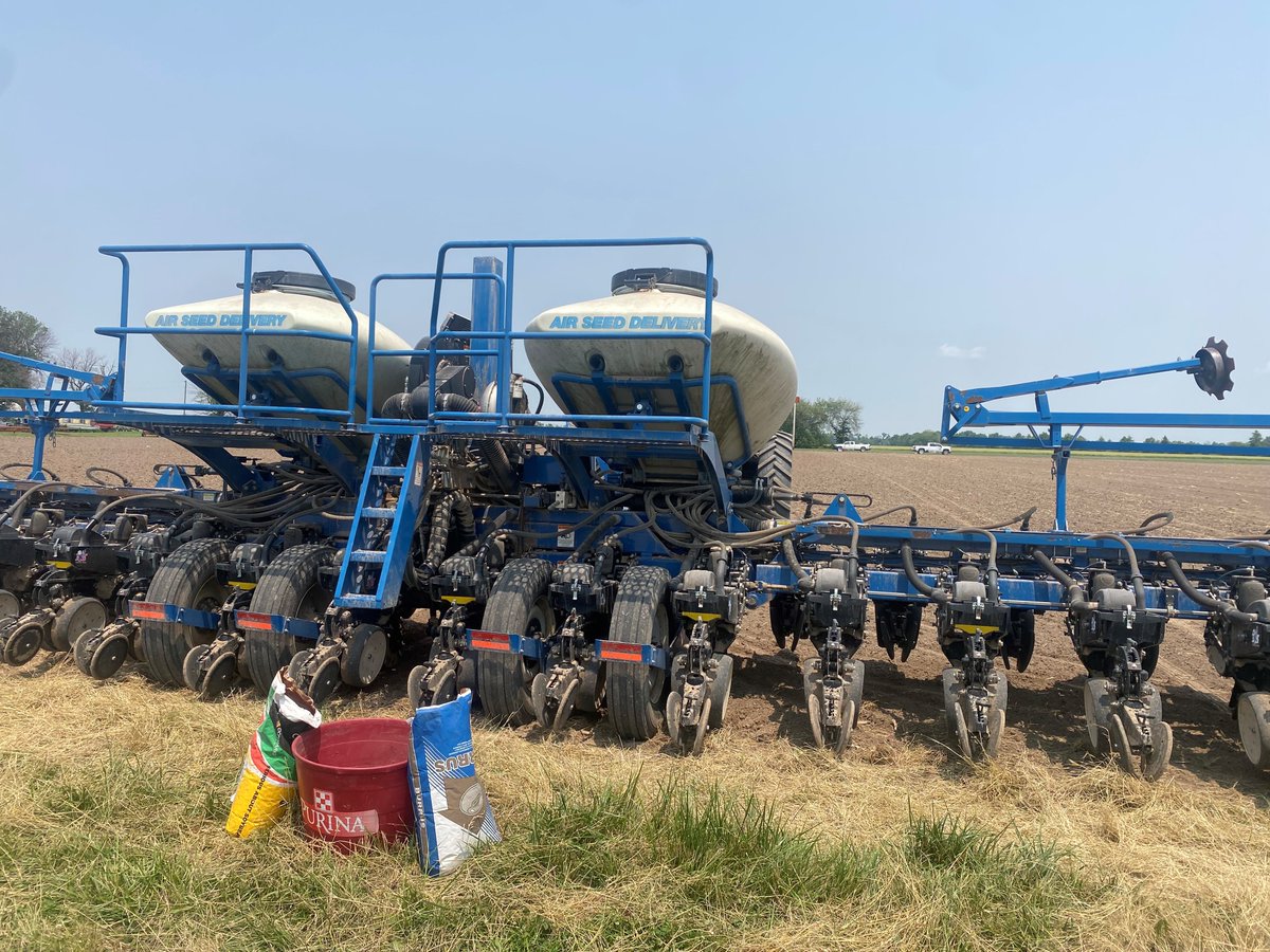 BurrusSeed's tweet image. From #BurrusSeed Intern Kyle Hays: We were able to put in a plot today close to Laddonia, MO. We planted 8 different varieties of corn and 8 different varieties of beans. #plant25