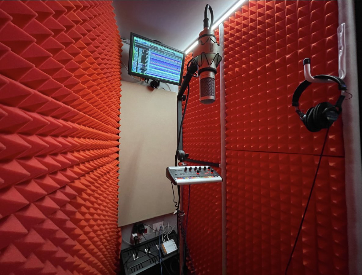 DAMIANOfficial7's tweet photo. 🔴 In studio
#voice #recording  #album  #happy #pop  #work #song  #feltrinelli https://t.co/hbbqqc4cRm