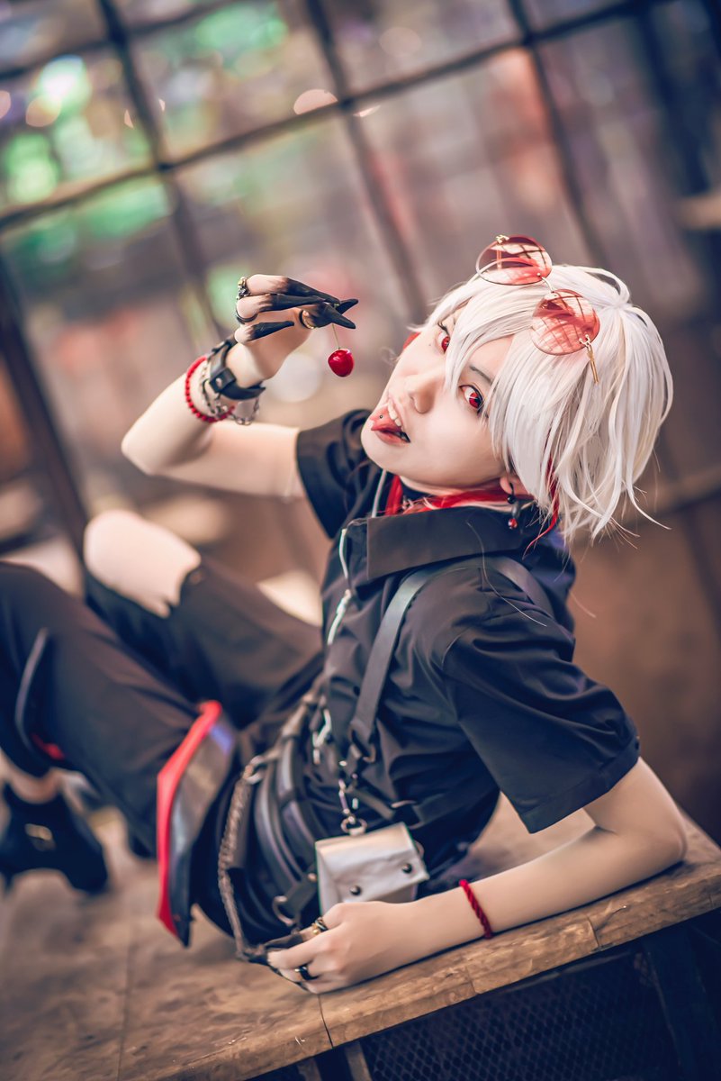 花了快半年的時間慢慢生成的衣服 從襯衫改拉鍊到爪子手套.首飾.戒指.棒棒糖包慢慢一個一個做 褲子上的蛇還是前一天才臨時修羅的 完成了出主播看主播的心願 還請了認識的攝影幫我拍了場照(*๓´╰╯`๓)♡
#SakuroArt