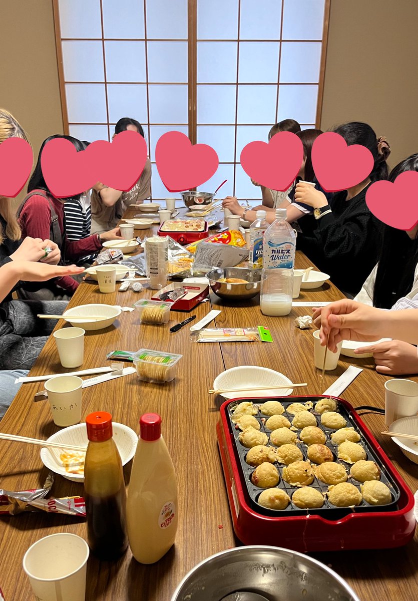narajokaruta's tweet photo. 1～3回生で歓迎会を行いました✨
部員で仲良くタコパです🐙

いつでも新入部員募集していますので、お気軽にご連絡ください！ https://t.co/qzu5RrDZ5U