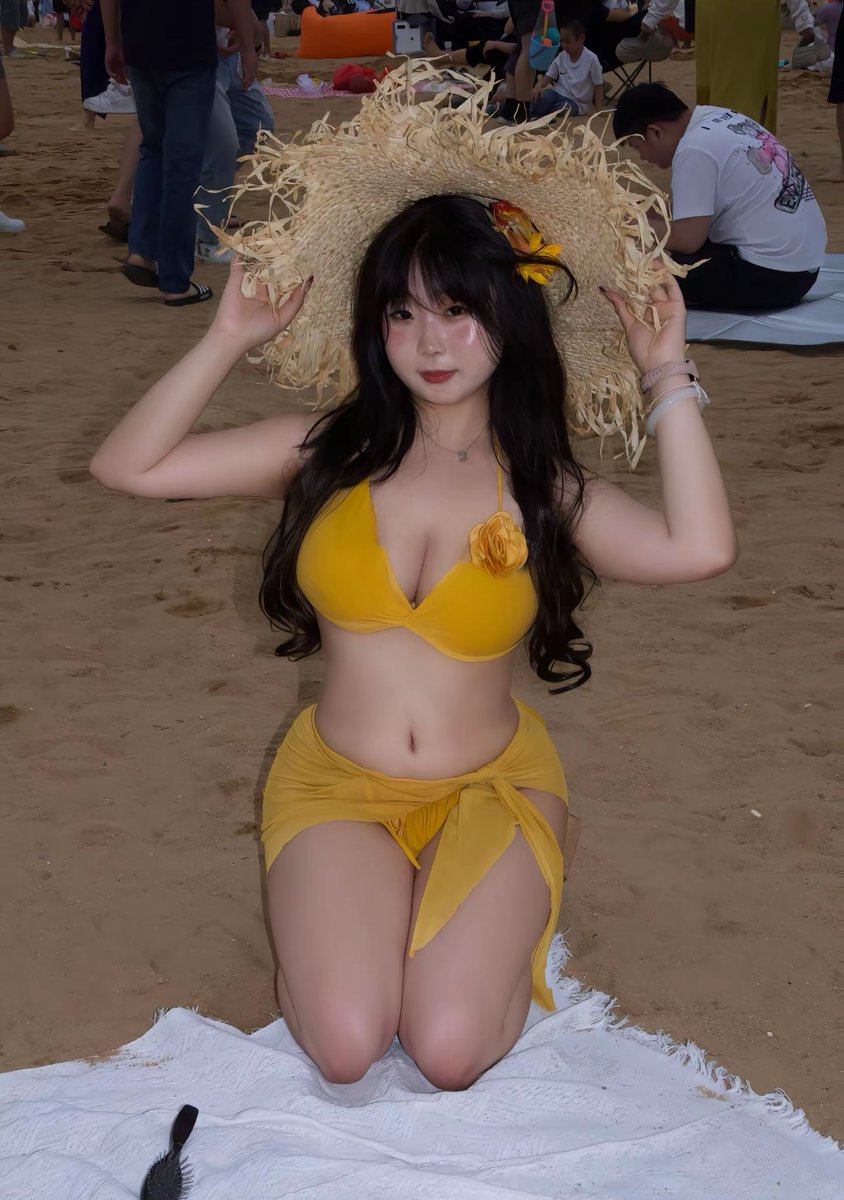 拍个照被一群人围观 是不是太漏了 #妈妈级别  #丰满 #比基尼 #大雷 #反差骚母狗