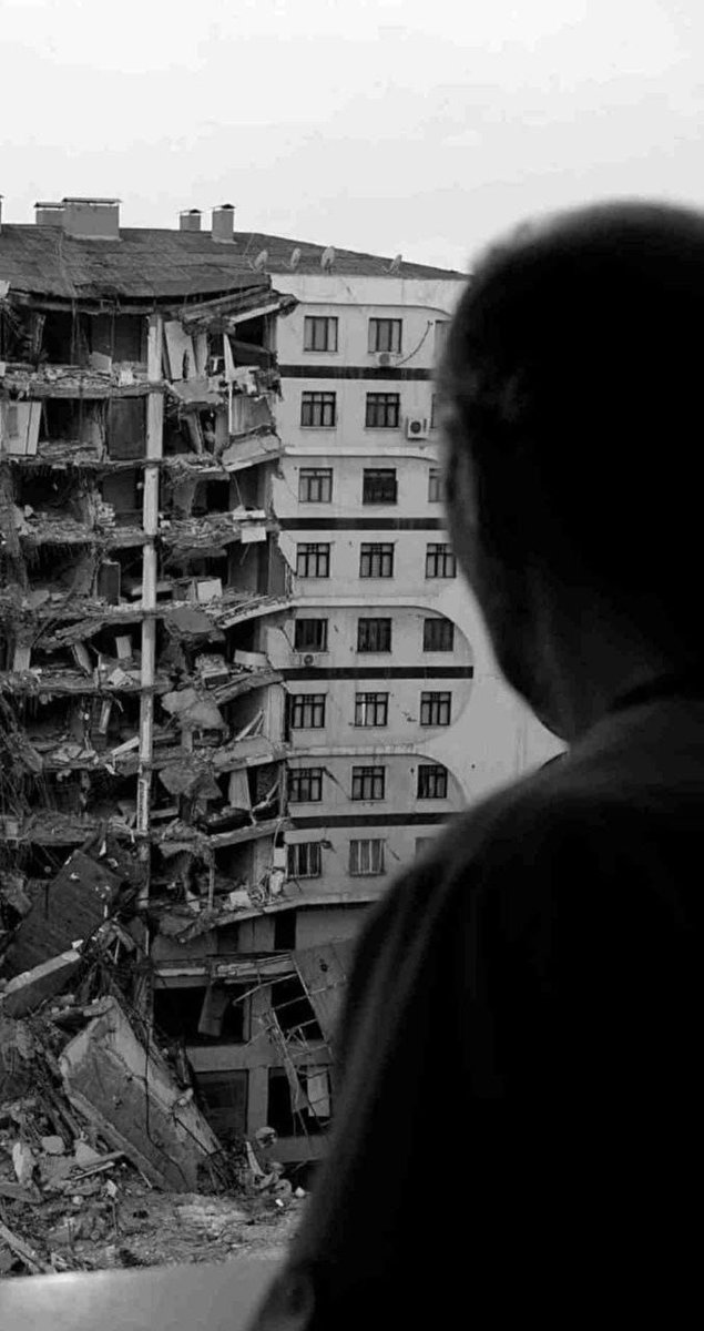 Yıkılmak sadece binalara mahsus bir şey değil,
Bir insanın nice bekleyişler ile yıkıldığını gördüm ben..

#Salı #deprem