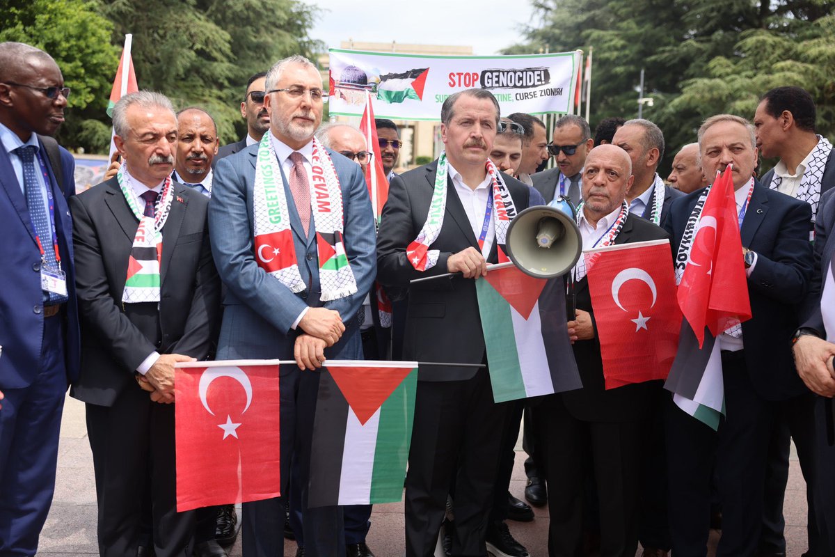 _aliyalcin_'s tweet photo. Emek Örgütleri Olarak Cenevre’de İLO önünde Filistin’e Destek Eyleminde Buluştuk

Siyonist İsrail’in Gazze’de Filistin halkına uyguladığı soykırımı, 113.Çalışma Konferansı için Cenevre’de bir araya geldiğimiz emek örgütleri ile protesto ettik.

Hak-İş’in çağrısıyla, Kırık Sandalye’nin önünde insanlık onuruna sahip çıkmak amacıyla farklı ülke ve fikirlerden emek örgütleri olarak sesimizi yükselttik.

Türkiye Cumhuriyeti Çalışma ve Sosyal Güvenlik Bakanı Sn.Vedat Işıkhan’ın ve Büyükelçi Hakan Çakıl’ın da katıldığı eylemde herkesin tepkisi de duygusu da ortaktı.

🎙️Yaşasın Özgür Filistin
🎙️Yaşasın Gazze
#FreePalestine
#FreeGaza
#ILC2025