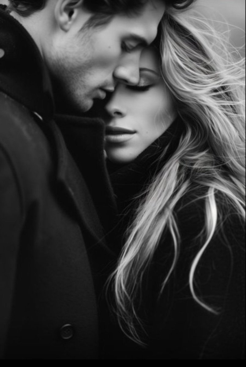 Déjame ser, el hogar donde volver
y la estrella que quieres ver.
Dejame ser, el recuerdo de amor
que deseas tener, y
el sueño de pasión que ames
al anochecer.
Déjame ser, el abrazo
que arrope tu corazón en
cada amanecer,y la felicidad
que anheles acoger.
Déjame ser tuyo una vida.