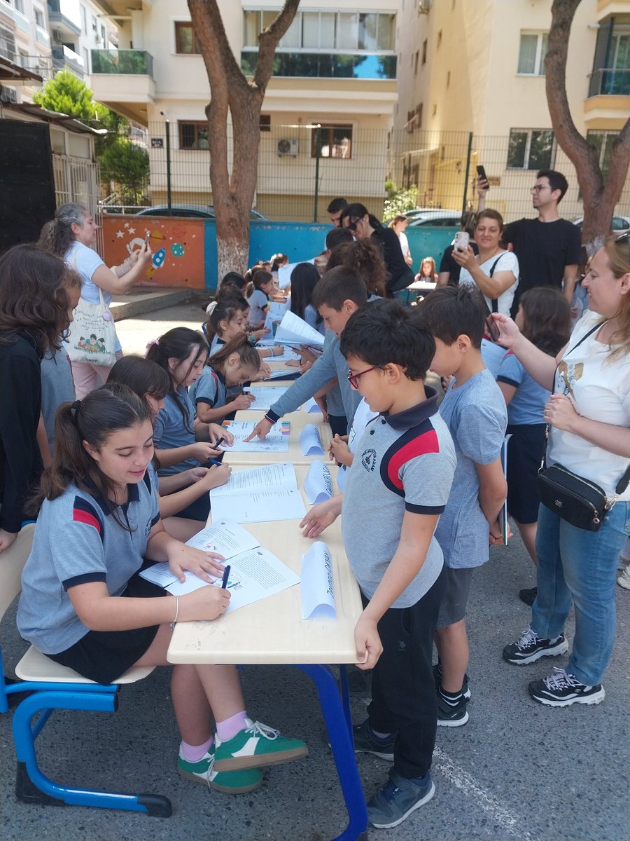 Okulumuz öğrencilerinin eserlerinden oluşan, Küçük Eller Güçlü Kalemler Projesi kapsamındaki kitabımız için bugün okul bahçesinde imza günü düzenledik. Küçük yazarlarımız eserlerini imzaladılar. Faik Muhittin Adam İlkokulu