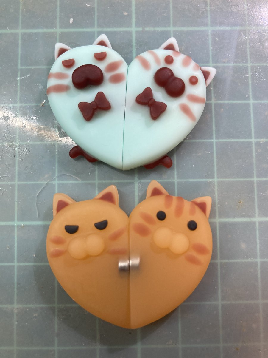 マットに仕上げて取り敢えず形にしたけどイヤリング？キーホルダー？何にしよう？🤔
左右に磁石が入ってるのでピッタリ引っ付きます！
にゃん🐈