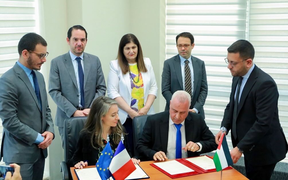 FranceJerusalem's tweet photo. ➡️✒️Signature d'un accord de coopération entre le Consul général de 🇫🇷 à Jérusalem Nicolas Kassianides et la ministre d’Etat aux Affaires étrangères et aux expatriés palestinienne Varsen Aghabekian, en présence du directeur ANMO du ministère des Affaires étrangères 🇫🇷, pour inclure l'apprentissage du francais dans la formation des diplomates palestiniens.🤝 Volonté partagée de promouvoir la langue française comme vecteur de dialogue et d’excellence diplomatique.