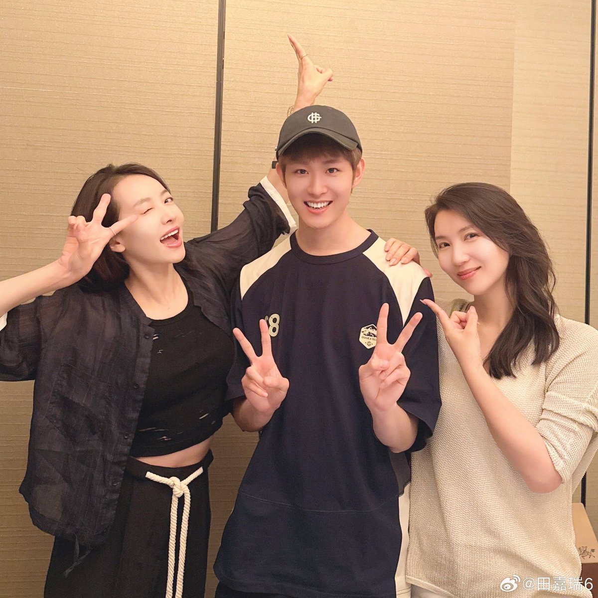 cdrama_update's tweet photo. #TianJiarui shares new snaps with #VictoriaSong and #ChenHao
#田嘉瑞 https://t.co/Mt2sZFBqUE