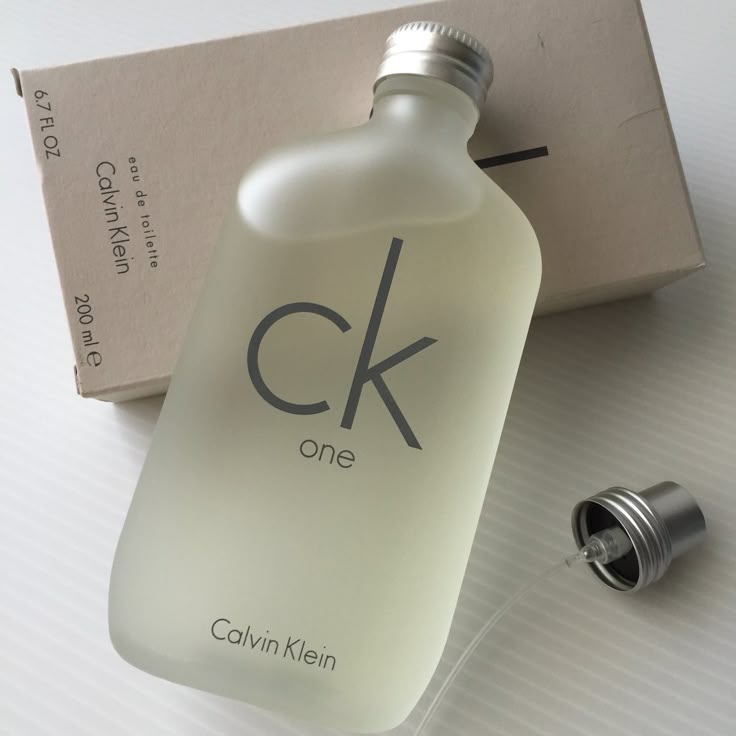 miaudosachados's tweet photo. 💨 Clássico, limpo, inesquecível.
CK One da Calvin Klein por R$271 na Amazon.
Cheiro de "alguém especial acabou de passar por aqui".

🖤 https://t.co/GWptcVKnH5
#Perfume #CKOne #EstiloÉCheiro https://t.co/yAghwSOoRa