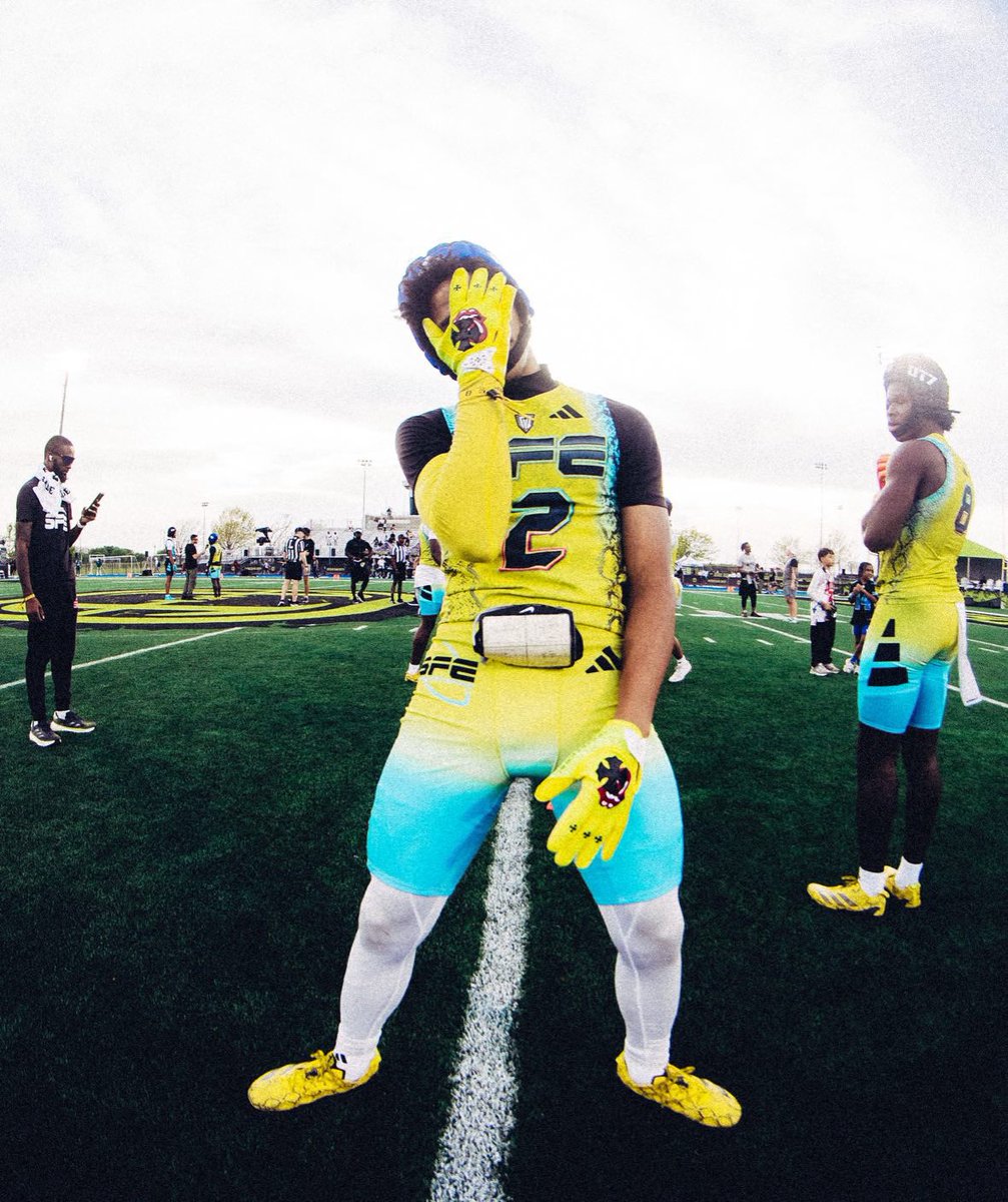 gripzrus's tweet photo. @_MLFootball Best gloves for the job https://t.co/T8XamKj8Qa