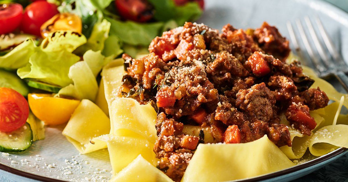 Beef and Kale #Bolognese
A slow-cooked blend of savory ground beef, nutrient-rich kale, and hearty vegetables in a rich tomato sauce. Served over pasta—just how comfort food should be.
Recipe: beefitswhatsfordinner.com/recipes/recipe…
#recipe #beef