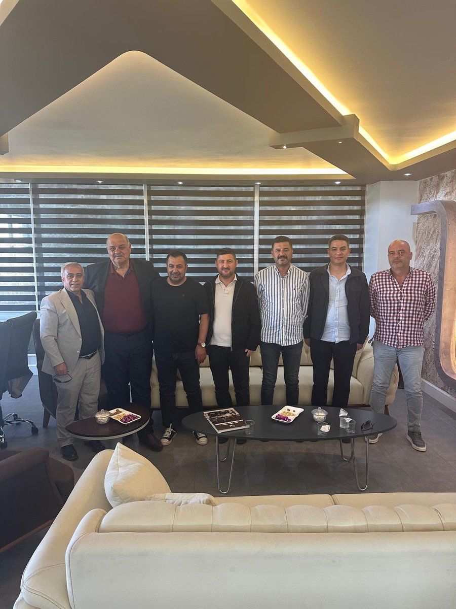 Otomotiv sektöründe dünden bugüne var olan Honda plaza'nın sahibi Kadir Şinas büyüğümüz kıymetli Refik KAVAL ve oğlu Cüneyt KAVAL'ı iş yerinde ziyaret ettik. Bilgi birikimi, tecrübeleri yazmakla bitmez.
Tecrübelerden dolma heybesi, Memleket için düşünceleri ve bunu bizlerle