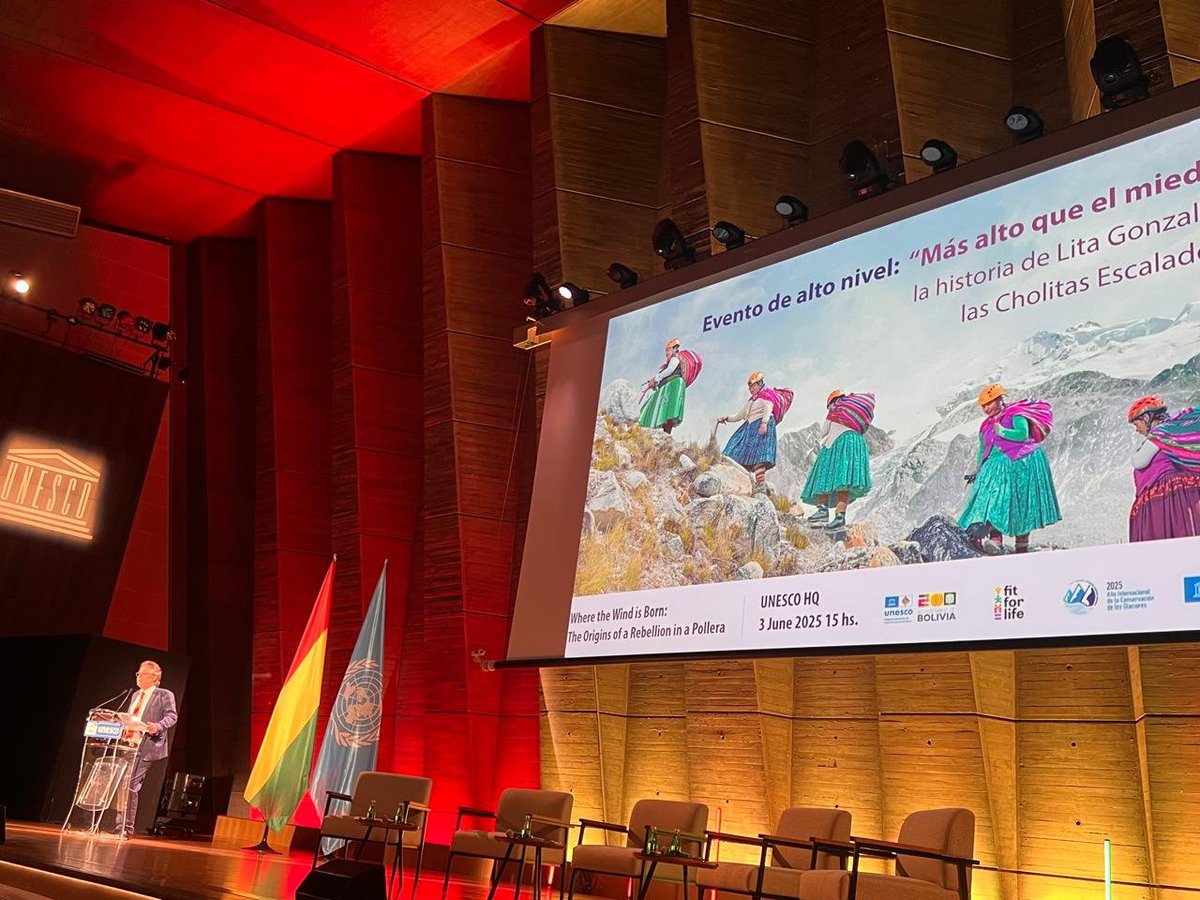 UNESCOmvdo's tweet photo. 🔺 ¡Comenzó la actividad de las Cholitas Escaladoras en @UNESCO! Desde Bolivia 🇧🇴 hasta París 🇫🇷, llegaron para compartir su historia en el conversatorio “Más alto que el miedo”, en el marco de la #SemanaALC. La Directora General de UNESCO, Audrey Azoulay y el Vicepresidente de Bolivia, David Choquehuanca, inauguraron la muestra fotográfica 📷 de Todd Antony que retrata su fuerza, cultura y desafío a los estereotipos.

#CholitasEscaladoras #UNESCO #LatinoaméricaEnParís #MujeresQueInspiran