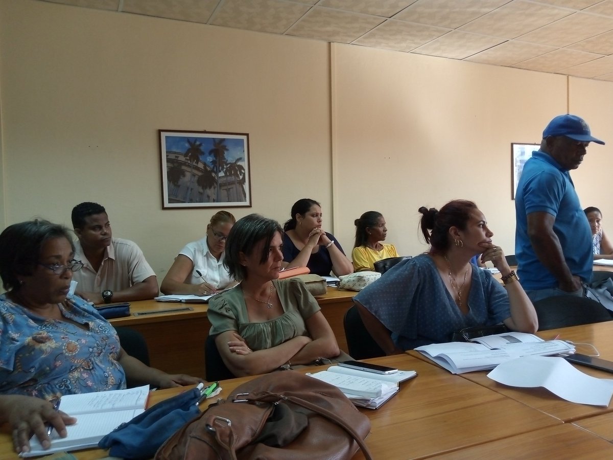 alexeiscc's tweet photo. Inicia la reunión del Consejo de la Administración Municipal de #PlazaDeLaRevolución recordando el 94 cumpleaños de #Raul. @Roilancu1 @LilianaDazCamp1 @RolandoLopJ @NioveRo2 https://t.co/Bv0vxhPi6K