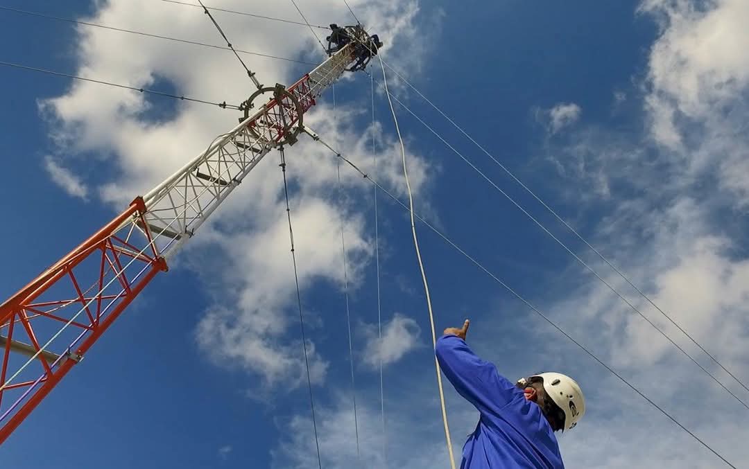 Los ingresos en divisas de los últimos años han permitido construir la red de telecomunicaciones que tenemos hoy.
2️⃣ Cables submarinos
8⃣ millones de móviles
➕ 5 600 radiobases
🚨Necesitamos sostener todo esto para que los cubanos sigamos conectados al mundo‼️
#EtecsaConCuba 🇨🇺