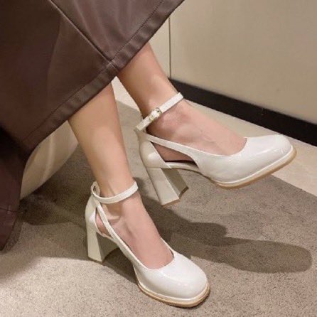 SpilOutfit's tweet photo. Heels casual cantik bgt warna nya cakep glossy gitu jadi keliatan lebih mewah💫

https://t.co/0xn1lgZCHS https://t.co/qDAn7wWTCv