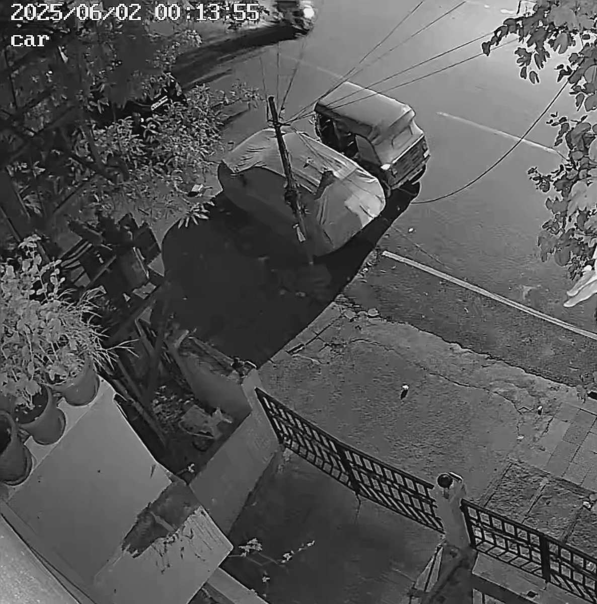 black_8ird's tweet photo. @BlrCityPolice @blrcitytraffic  this is to keep you informed that I have been noticing every midnight around 12.10am to 12.50am there is this Auto coming and standing no one is getting down or getting in behind this Auto there are different vehicles standing everyday https://t.co/d86Mibx0LA