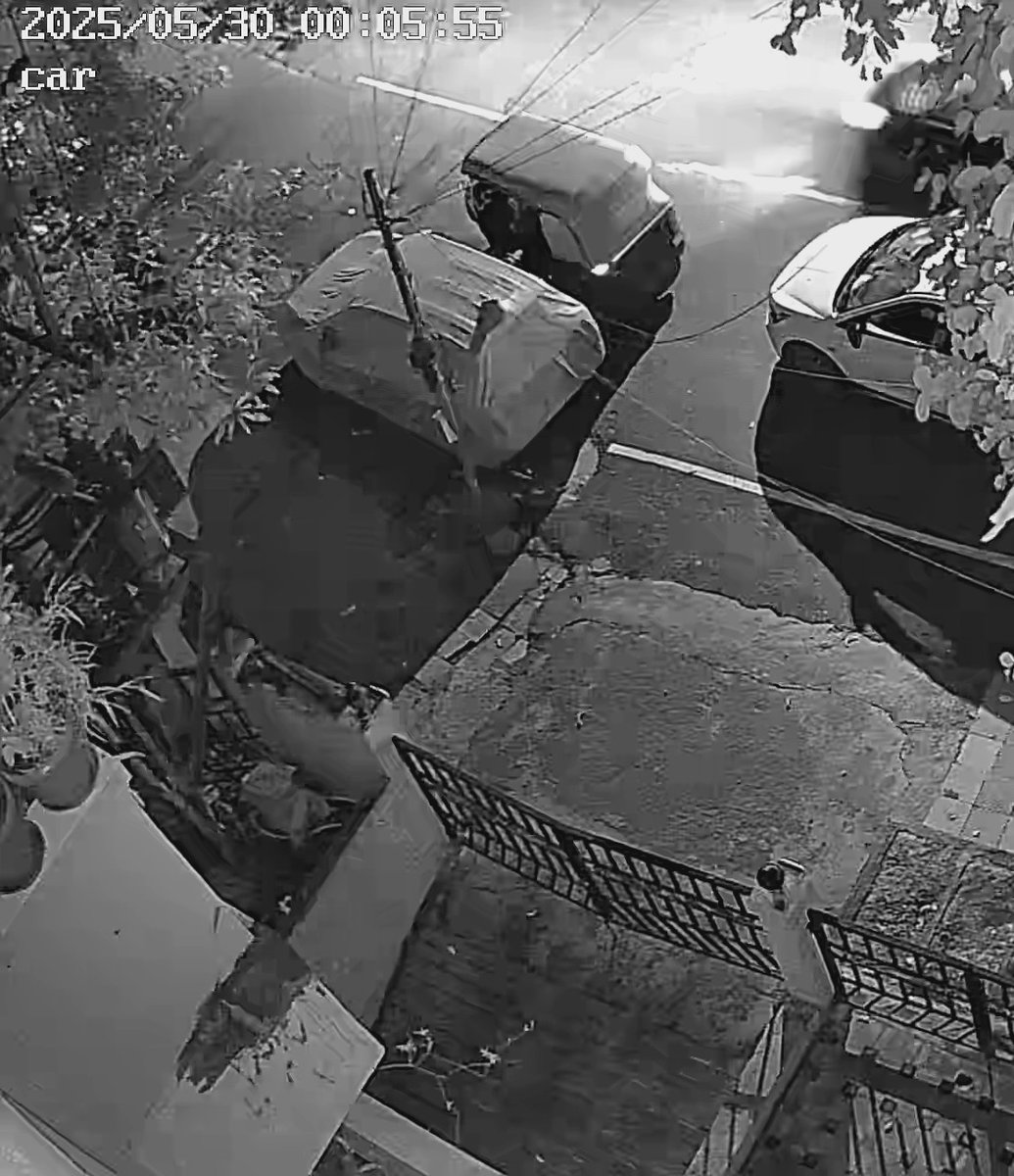 black_8ird's tweet photo. @BlrCityPolice @blrcitytraffic  this is to keep you informed that I have been noticing every midnight around 12.10am to 12.50am there is this Auto coming and standing no one is getting down or getting in behind this Auto there are different vehicles standing everyday https://t.co/d86Mibx0LA