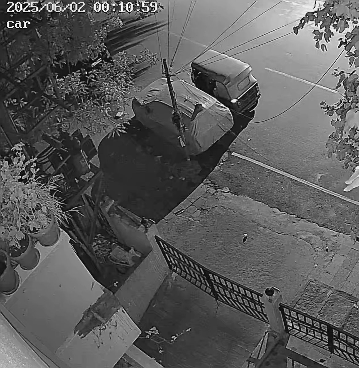 black_8ird's tweet photo. @BlrCityPolice @blrcitytraffic  this is to keep you informed that I have been noticing every midnight around 12.10am to 12.50am there is this Auto coming and standing no one is getting down or getting in behind this Auto there are different vehicles standing everyday https://t.co/d86Mibx0LA