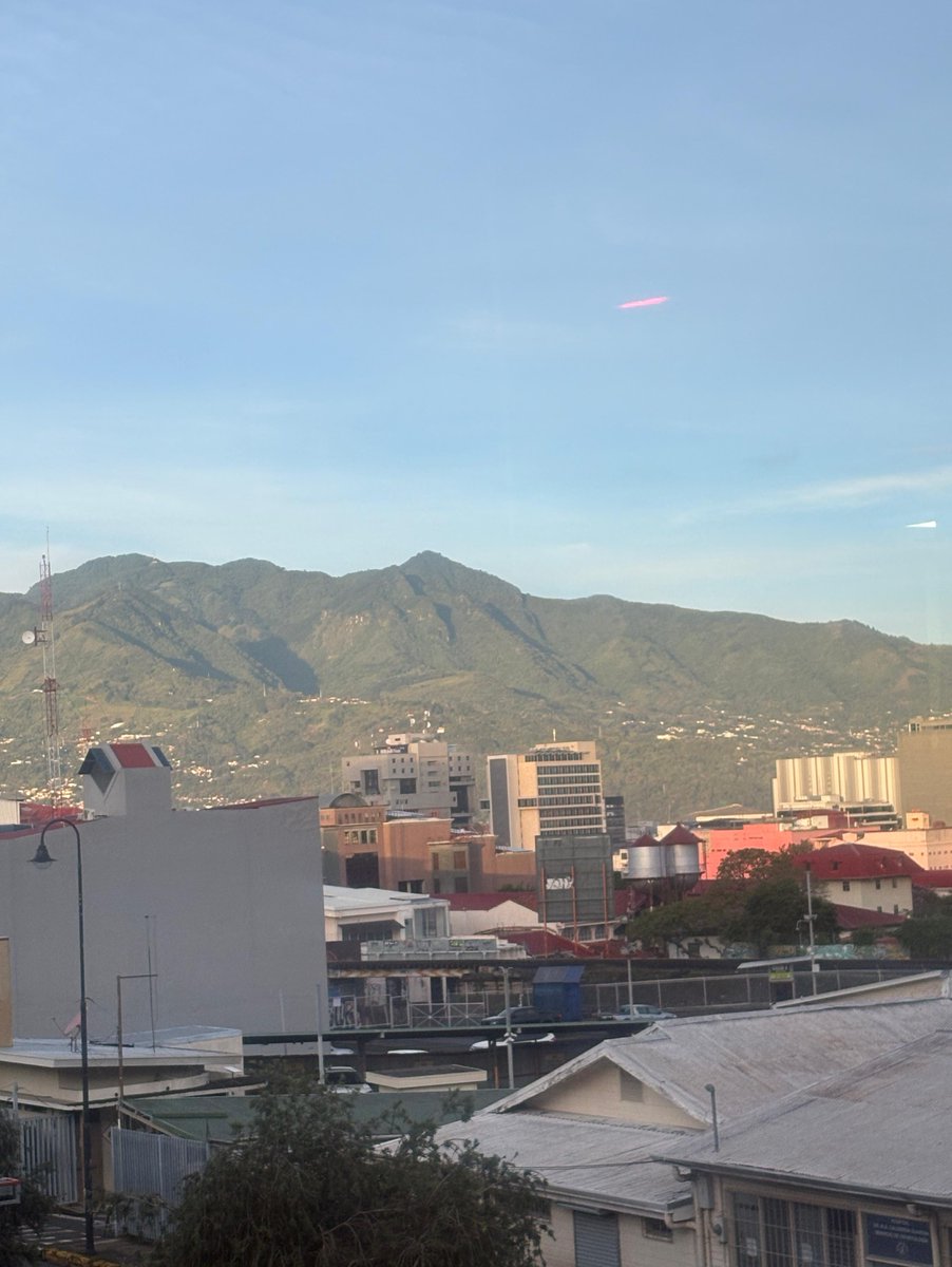 El frío que debía hacer en esa montaña en el amanecer 🥶🥶🥶
 🇨🇷🇨🇷🇨🇷🇨🇷