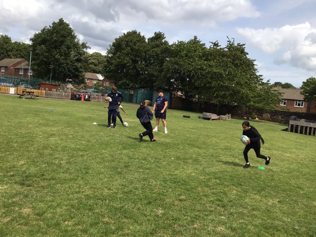 Year 4 enjoying fitness fortnight with <a href="/FevRoversRLFC/">Featherstone Rovers</a>.  #pindersprimary #pppe