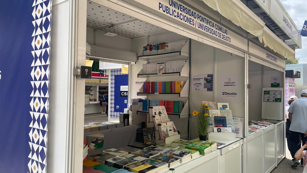 bnovoa's tweet photo. ¡Qué bonita esta la caseta de la universidad en la Feria del libro !📚 
Donde podreis encontrar las últimas novedades editoriales.
🏠 382 bloque 25C
@EditComillas https://t.co/l6bKTnofjA